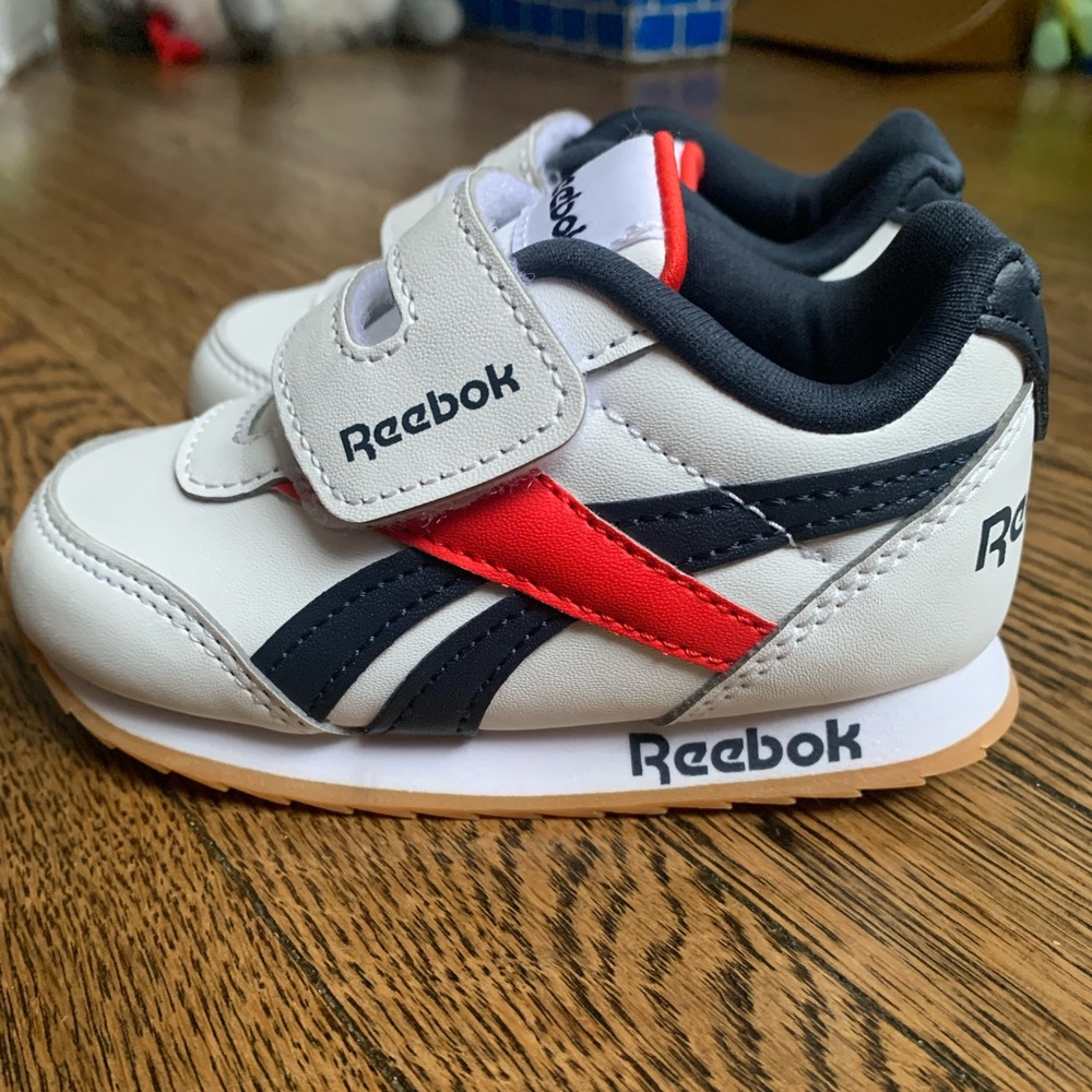 New toddler size 6 sneakers